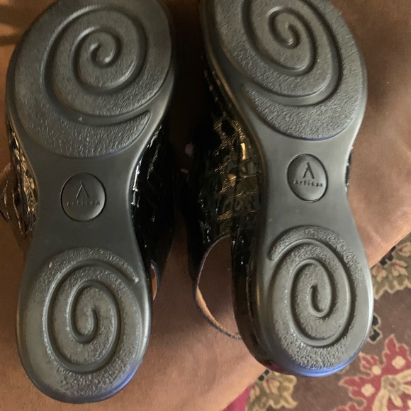 Clark’s Black patent sandals - Picture 3 of 3